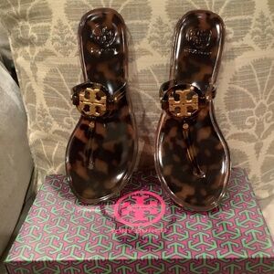 Tory Burch tortoise thong sandal size 5